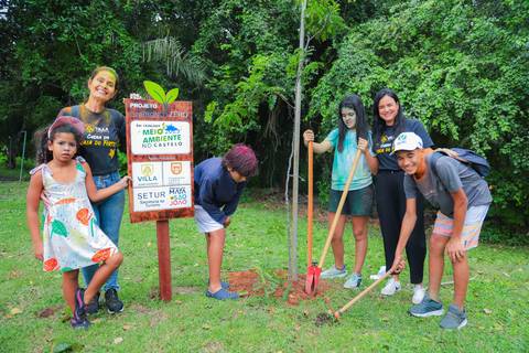 escola bilíngue em Praia do Forte educação premium Bahia Villa Global Education melhores escolas da Linha Verde onde matricular meu filho em Praia do Forte Castelo Garcia D’Ávila eventos plantio de ipê e pau-brasil escolas com foco fotografo praia '
