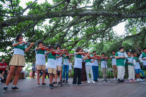 escola bilíngue em Praia do Forte educação premium Bahia Villa Global Education melhores escolas da Linha Verde onde matricular meu filho em Praia do Forte Castelo Garcia D’Ávila eventos plantio de ipê e pau-brasil escolas com foco fotografo praia '