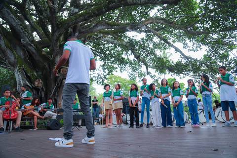 escola bilíngue em Praia do Forte educação premium Bahia Villa Global Education melhores escolas da Linha Verde onde matricular meu filho em Praia do Forte Castelo Garcia D’Ávila eventos plantio de ipê e pau-brasil escolas com foco fotografo praia '