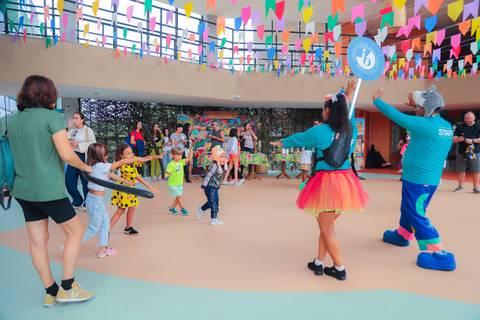 escola bilíngue em Praia do Forte educação premium Bahia Villa Global Education melhores escolas da Linha Verde onde matricular meu filho em Praia do Forte Castelo Garcia D’Ávila eventos plantio de ipê e pau-brasil escolas com foco fotografo praia '