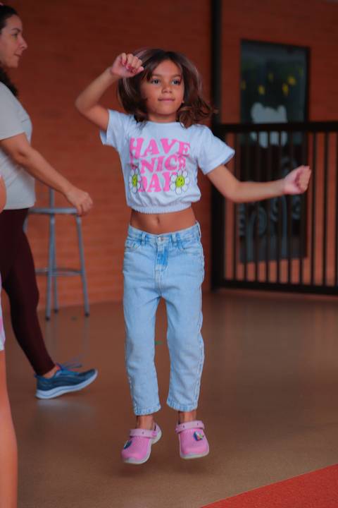 escola bilíngue em Praia do Forte educação premium Bahia Villa Global Education melhores escolas da Linha Verde onde matricular meu filho em Praia do Forte Castelo Garcia D’Ávila eventos plantio de ipê e pau-brasil escolas com foco fotografo praia '