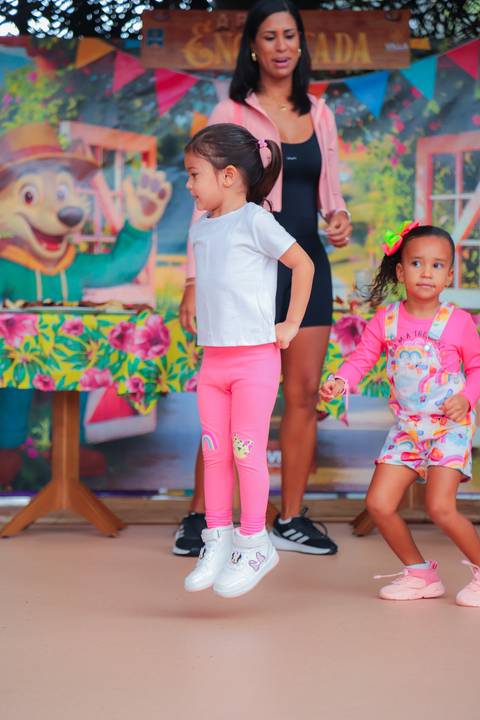 escola bilíngue em Praia do Forte educação premium Bahia Villa Global Education melhores escolas da Linha Verde onde matricular meu filho em Praia do Forte Castelo Garcia D’Ávila eventos plantio de ipê e pau-brasil escolas com foco fotografo praia '
