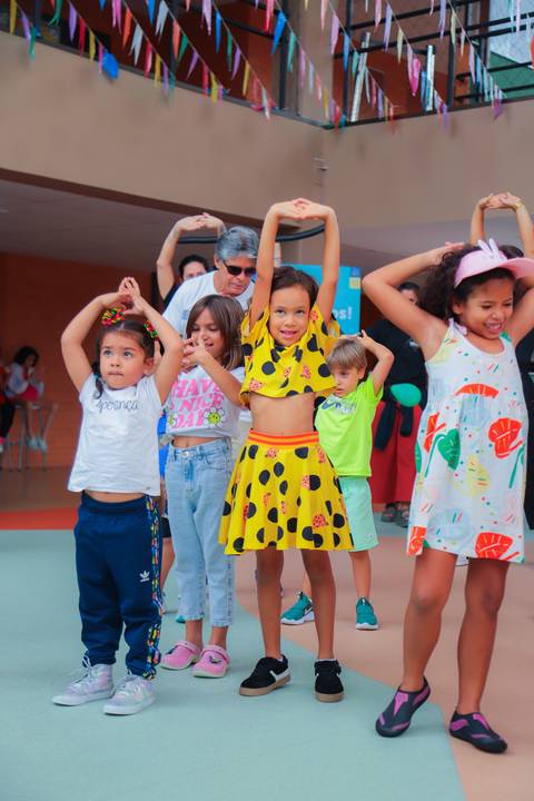 escola bilíngue em Praia do Forte educação premium Bahia Villa Global Education melhores escolas da Linha Verde onde matricular meu filho em Praia do Forte Castelo Garcia D’Ávila eventos plantio de ipê e pau-brasil escolas com foco fotografo praia '