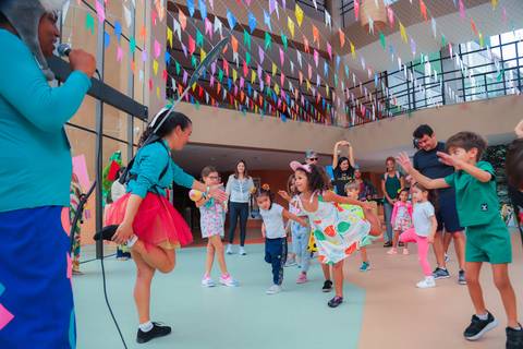 escola bilíngue em Praia do Forte educação premium Bahia Villa Global Education melhores escolas da Linha Verde onde matricular meu filho em Praia do Forte Castelo Garcia D’Ávila eventos plantio de ipê e pau-brasil escolas com foco fotografo praia '