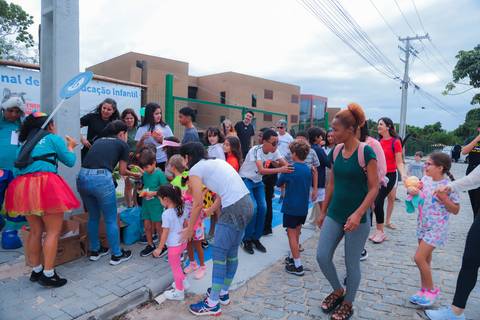 escola bilíngue em Praia do Forte educação premium Bahia Villa Global Education melhores escolas da Linha Verde onde matricular meu filho em Praia do Forte Castelo Garcia D’Ávila eventos plantio de ipê e pau-brasil escolas com foco fotografo praia '