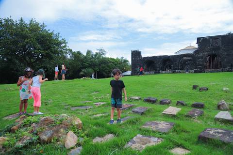 escola bilíngue em Praia do Forte educação premium Bahia Villa Global Education melhores escolas da Linha Verde onde matricular meu filho em Praia do Forte Castelo Garcia D’Ávila eventos plantio de ipê e pau-brasil escolas com foco fotografo praia '