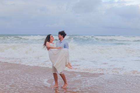 Fotógrafo especializado em casamento na Bahia. Captando instantes de amor verdadeiro, com luz, leveza e entrega.'