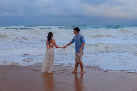 Fotos espontâneas e cheias de vida: ensaio de casal no litoral baiano. Uma celebração do amor que renasce a cada clique.'