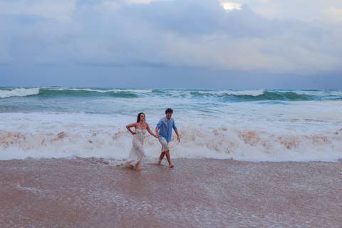 Fotos espontâneas e cheias de vida: ensaio de casal no litoral baiano. Uma celebração do amor que renasce a cada clique.'
