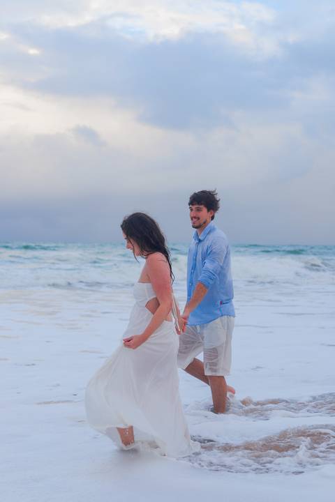 Fotos espontâneas e cheias de vida: ensaio de casal no litoral baiano. Uma celebração do amor que renasce a cada clique.'