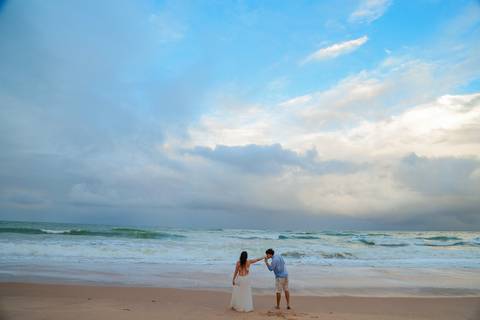 Sorrisos genuínos e liberdade em cada passo na areia. Um ensaio espontâneo feito por Waldyr Lantyer, fotógrafo de casais que buscam conexão e leveza em Praia do Forte – Bahia.'