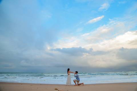Sorrisos genuínos e liberdade em cada passo na areia. Um ensaio espontâneo feito por Waldyr Lantyer, fotógrafo de casais que buscam conexão e leveza em Praia do Forte – Bahia.'