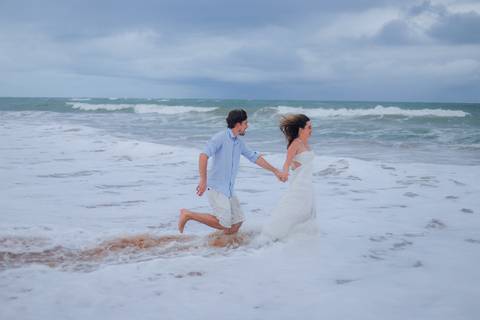 Ensaio de casal apaixonado na praia do Iberostar – Praia do Forte, Bahia. Um momento de conexão verdadeira à beira-mar, ideal para quem sonha com um casamento na praia.'