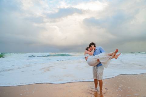 Amor à flor da pele entre mar e areia em Praia do Forte. Registro realizado por Waldyr Lantyer, fotógrafo que celebra o amor em sua forma mais verdadeira, ideal para noivos que sonham com um casamento na praia.'