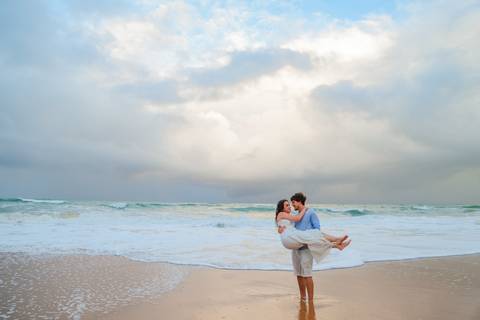 Amor à flor da pele entre mar e areia em Praia do Forte. Registro realizado por Waldyr Lantyer, fotógrafo que celebra o amor em sua forma mais verdadeira, ideal para noivos que sonham com um casamento na praia.'