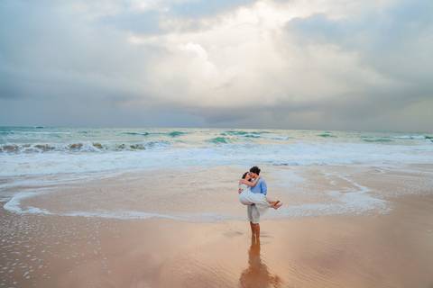 Amor à flor da pele entre mar e areia em Praia do Forte. Registro realizado por Waldyr Lantyer, fotógrafo que celebra o amor em sua forma mais verdadeira, ideal para noivos que sonham com um casamento na praia.'