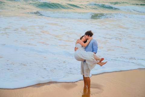 Fotógrafo em Praia do Forte captando a beleza de histórias reais de amor. Ensaio assinado por Waldyr Lantyer, especializado em fotografia de casamento na Bahia, com foco em momentos autênticos e memoráveis.'