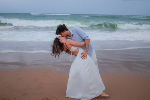 Ensaio de casal apaixonado na praia do Iberostar – Praia do Forte, Bahia. Um momento de conexão verdadeira à beira-mar, ideal para quem sonha com um casamento na praia.'