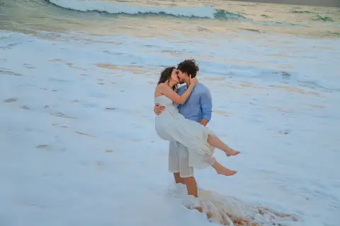 Fotógrafo em Praia do Forte captando a beleza de histórias reais de amor. Ensaio assinado por Waldyr Lantyer, especializado em fotografia de casamento na Bahia, com foco em momentos autênticos e memoráveis.'