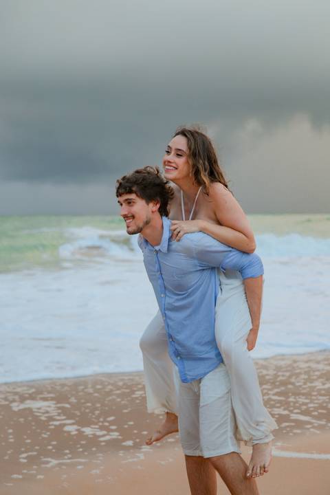 Fotógrafo em Praia do Forte captando a beleza de histórias reais de amor. Ensaio assinado por Waldyr Lantyer, especializado em fotografia de casamento na Bahia, com foco em momentos autênticos e memoráveis.'