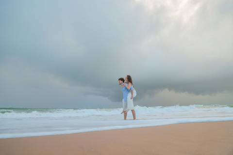 Amor à flor da pele entre mar e areia em Praia do Forte. Registro realizado por Waldyr Lantyer, fotógrafo que celebra o amor em sua forma mais verdadeira, ideal para noivos que sonham com um casamento na praia.

Fotógrafo em Praia do Forte captando a bele'