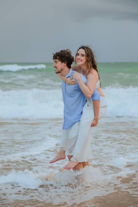 Amor à flor da pele entre mar e areia em Praia do Forte. Registro realizado por Waldyr Lantyer, fotógrafo que celebra o amor em sua forma mais verdadeira, ideal para noivos que sonham com um casamento na praia.'