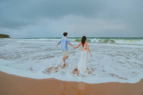 Amor à flor da pele entre mar e areia em Praia do Forte. Registro realizado por Waldyr Lantyer, fotógrafo que celebra o amor em sua forma mais verdadeira, ideal para noivos que sonham com um casamento na praia.'