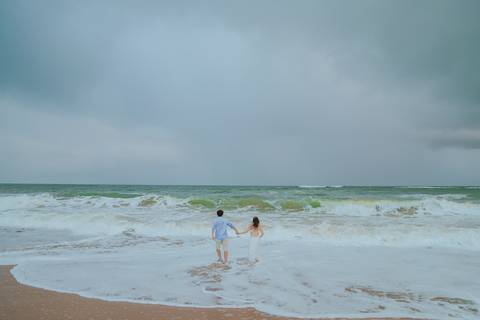 Amor à flor da pele entre mar e areia em Praia do Forte. Registro realizado por Waldyr Lantyer, fotógrafo que celebra o amor em sua forma mais verdadeira, ideal para noivos que sonham com um casamento na praia.'