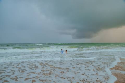 Amor à flor da pele entre mar e areia em Praia do Forte. Registro realizado por Waldyr Lantyer, fotógrafo que celebra o amor em sua forma mais verdadeira, ideal para noivos que sonham com um casamento na praia.'