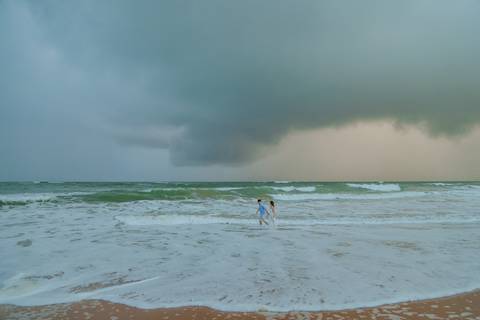 Amor à flor da pele entre mar e areia em Praia do Forte. Registro realizado por Waldyr Lantyer, fotógrafo que celebra o amor em sua forma mais verdadeira, ideal para noivos que sonham com um casamento na praia.'