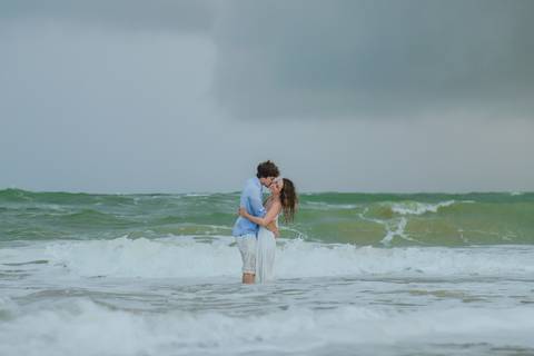 Amor à flor da pele entre mar e areia em Praia do Forte. Registro realizado por Waldyr Lantyer, fotógrafo que celebra o amor em sua forma mais verdadeira, ideal para noivos que sonham com um casamento na praia.'