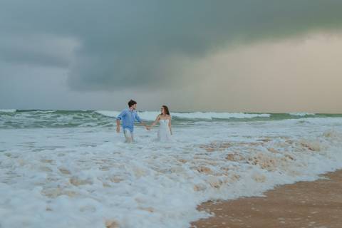 Amor à flor da pele entre mar e areia em Praia do Forte. Registro realizado por Waldyr Lantyer, fotógrafo que celebra o amor em sua forma mais verdadeira, ideal para noivos que sonham com um casamento na praia.'