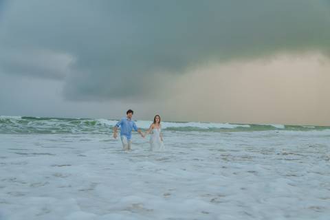 Amor à flor da pele entre mar e areia em Praia do Forte. Registro realizado por Waldyr Lantyer, fotógrafo que celebra o amor em sua forma mais verdadeira, ideal para noivos que sonham com um casamento na praia.'