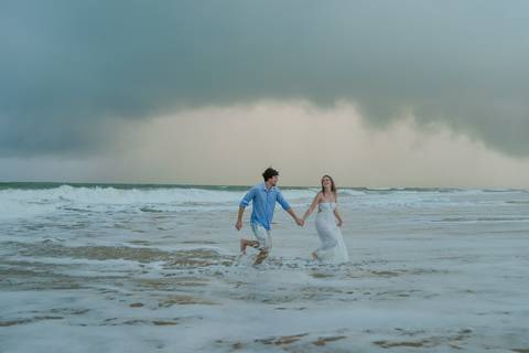 Amor à flor da pele entre mar e areia em Praia do Forte. Registro realizado por Waldyr Lantyer, fotógrafo que celebra o amor em sua forma mais verdadeira, ideal para noivos que sonham com um casamento na praia.'