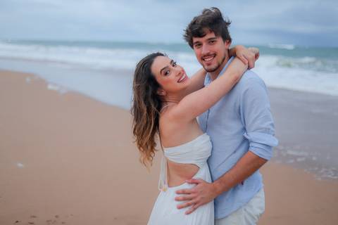 Toques de romance e liberdade no ensaio pré-wedding em Praia do Forte. Um cenário perfeito para eternizar o amor com fotos naturais e espontâneas.'