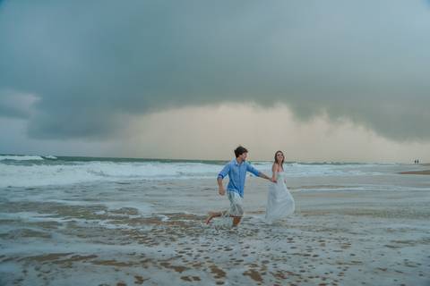 Amor à flor da pele entre mar e areia em Praia do Forte. Registro realizado por Waldyr Lantyer, fotógrafo que celebra o amor em sua forma mais verdadeira, ideal para noivos que sonham com um casamento na praia.'