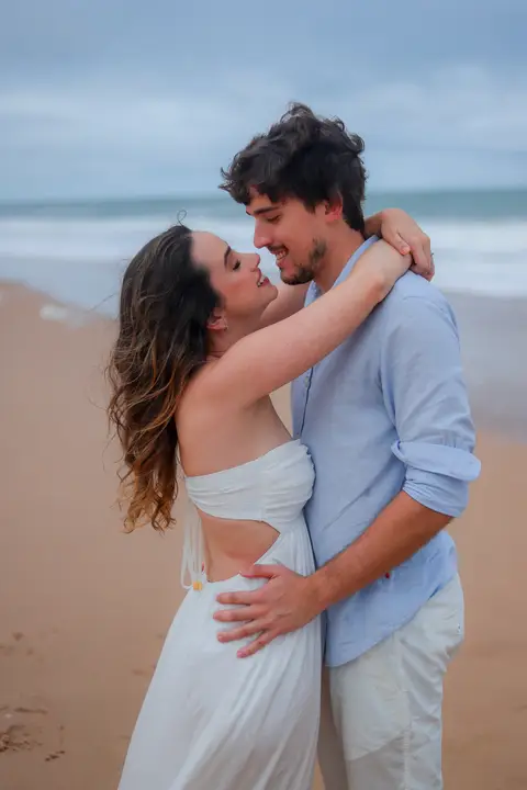 Toques de romance e liberdade no ensaio pré-wedding em Praia do Forte. Um cenário perfeito para eternizar o amor com fotos naturais e espontâneas.'