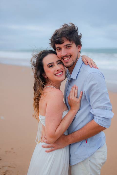 Toques de romance e liberdade no ensaio pré-wedding em Praia do Forte. Um cenário perfeito para eternizar o amor com fotos naturais e espontâneas.'