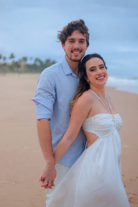 Toques de romance e liberdade no ensaio pré-wedding em Praia do Forte. Um cenário perfeito para eternizar o amor com fotos naturais e espontâneas.'
