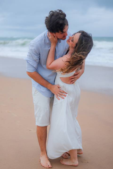 Toques de romance e liberdade no ensaio pré-wedding em Praia do Forte. Um cenário perfeito para eternizar o amor com fotos naturais e eToques de romance e liberdade no ensaio pré-wedding em Praia do Forte. Um cenário perfeito para eternizar o aspontâneas.'
