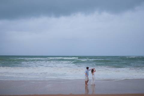Toques de romance e liberdade no ensaio pré-wedding em Praia do Forte. Um cenário perfeito para eternizar o amor com fotos naturais e espontâneas.'