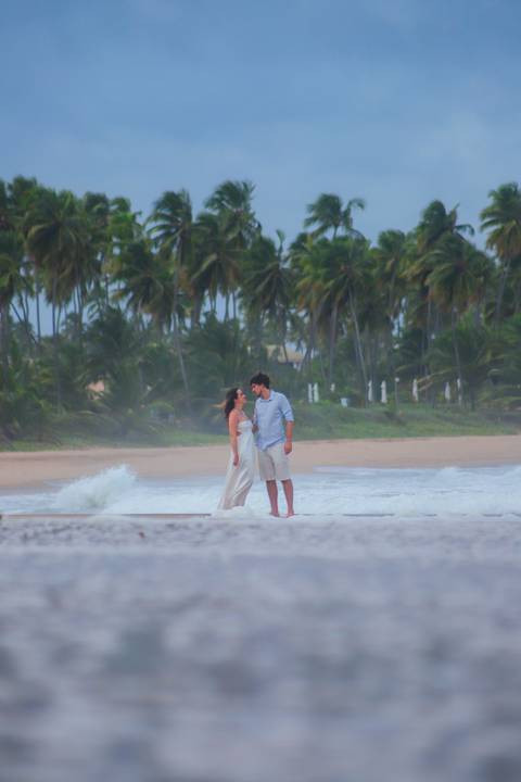 Ensaio de casal apaixonado na praia do Iberostar – Praia do Forte, Bahia. Um momento de conexão verdadeira à beira-mar, ideal para quem sonha com um casamento na praia.'