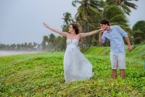 Casal se banha de mar e chuva em ensaio romântico na Bahia. Registro autêntico para quem busca fotografia de casamento com emoção.'