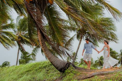 Casal se banha de mar e chuva em ensaio romântico na Bahia. Registro autêntico para quem busca fotografia de casamento com emoção.'