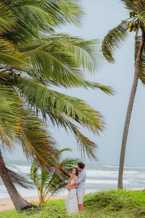 Amor em cada detalhe: ensaio de noivos na Praia do Forte. A luz suave do céu nublado criou a atmosfera perfeita para contar essa história com alma.'