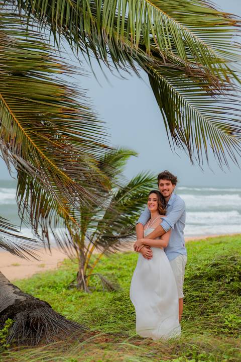 Amor em cada detalhe: ensaio de noivos na Praia do Forte. A luz suave do céu nublado criou a atmosfera perfeita para contar essa história com alma.'