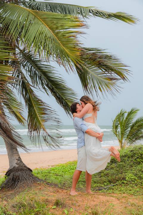 Amor em cada detalhe: ensaio de noivos na Praia do Forte. A luz suave do céu nublado criou a atmosfera perfeita para contar essa história com alma.'