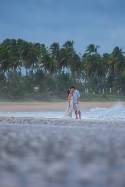 Ensaio de casal apaixonado na praia do Iberostar – Praia do Forte, Bahia. Um momento de conexão verdadeira à beira-mar, ideal para quem sonha com um casamento na praia.'