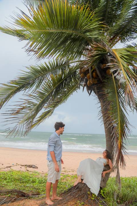 Amor em cada detalhe: ensaio de noivos na Praia do Forte. A luz suave do céu nublado criou a atmosfera perfeita para contar essa história com alma.'