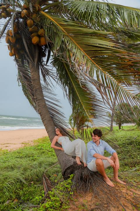 Amor em cada detalhe: ensaio de noivos na Praia do Forte. A luz suave do céu nublado criou a atmosfera perfeita para contar essa história com alma.'